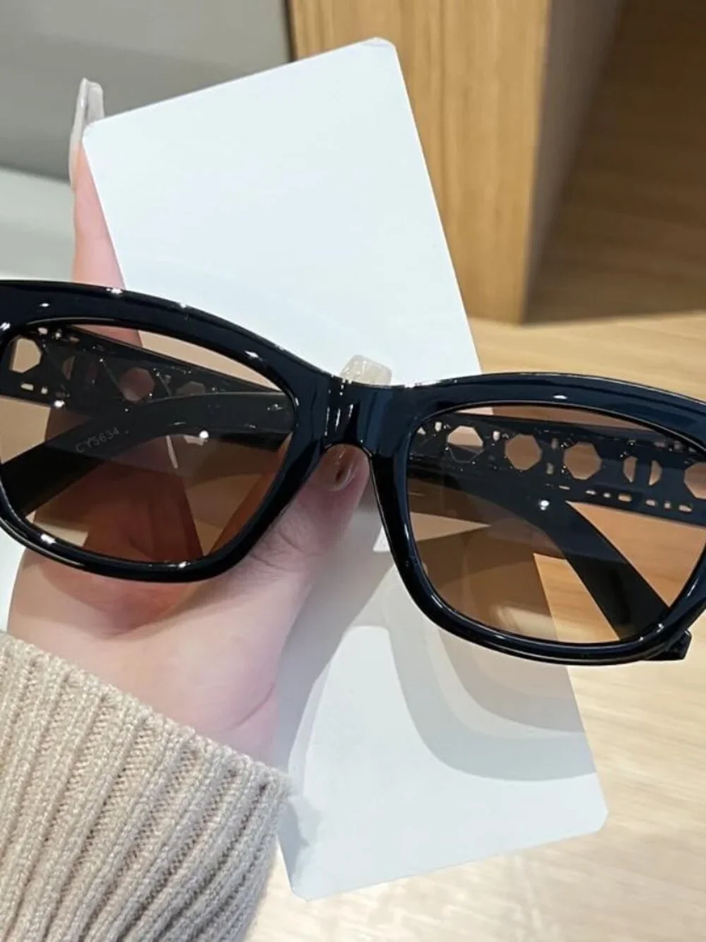 Luxurious Cat-Eye Sunglasses for Women with Stylish Cutout Design & UV Shield